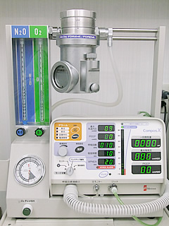 麻酔器と全自動人工呼吸器